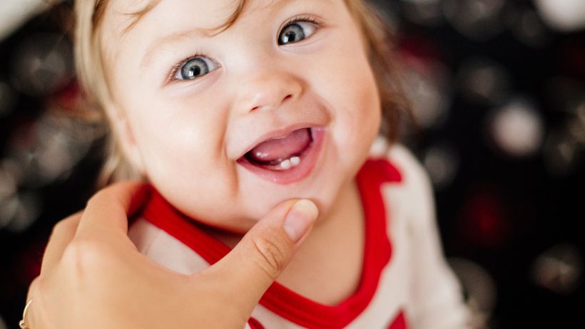 bebê mostrando os dentinhos nascendo